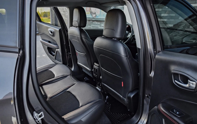 Jeep Compass cena 84900 przebieg: 90000, rok produkcji 2019 z Sochaczew małe 781